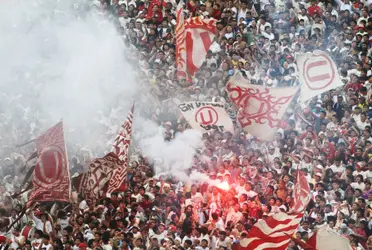 La fanaticada crema encabezó un banderazo a la ‘U’ horas del partido decisivo ante Cienciano por Sudamericana.