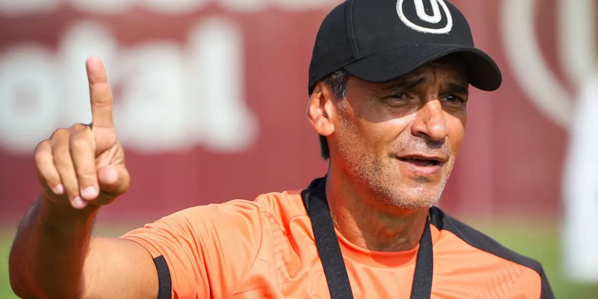 Bustos como entrenador de Universitario de Deportes.