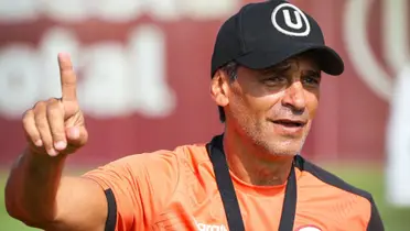Bustos como entrenador de Universitario de Deportes.