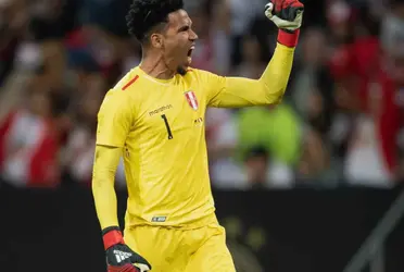 El arquero les dio indicaciones a sus compañeros de equipo en la defensa con mucha efusividad.