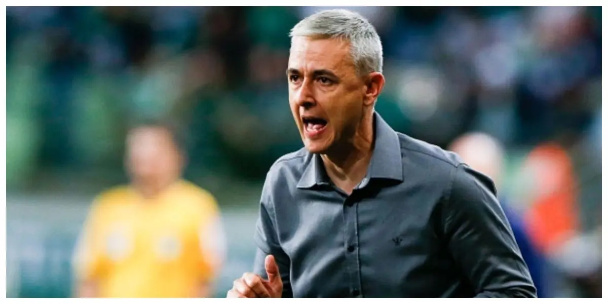 El director técnico recibió una tarjeta amarilla luego de un cruce de palabras con Fernando Pacheco.