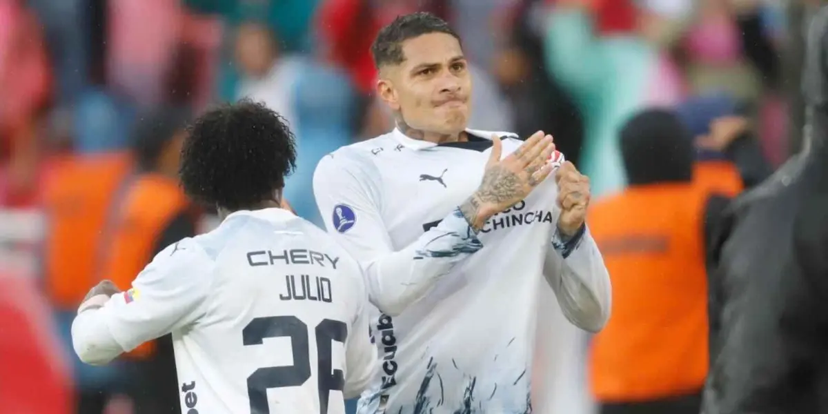 El entrenador del equipo ecuatoriano tuvo un gesto con el delantero peruano tras el cotejo.