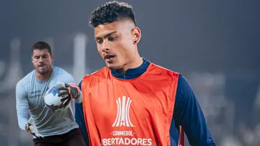 Jeriel De Santis calentando y Erick Delgado atrapando el balón (Foto: Alianza Lima)