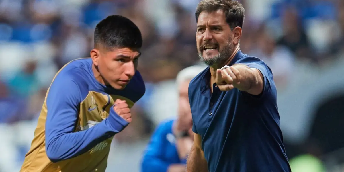 Quispe con su DT en Pumas UNAM.