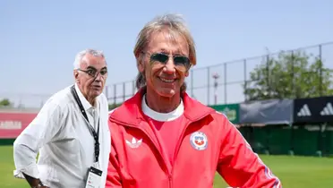 Ricardo Gareca sonriente y Jorge Fossati serio