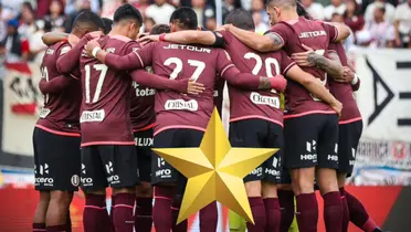 Universitario abrazándose en el campo de juego (Foto: Universitario de Deportes)