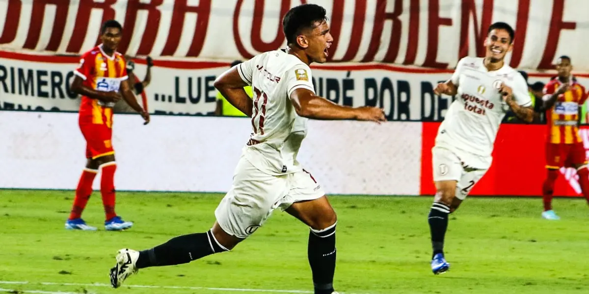 Universitario de Deportes enfréntándose al Atlético Grau de Piura.