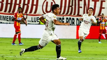 Universitario de Deportes enfréntándose al Atlético Grau de Piura.