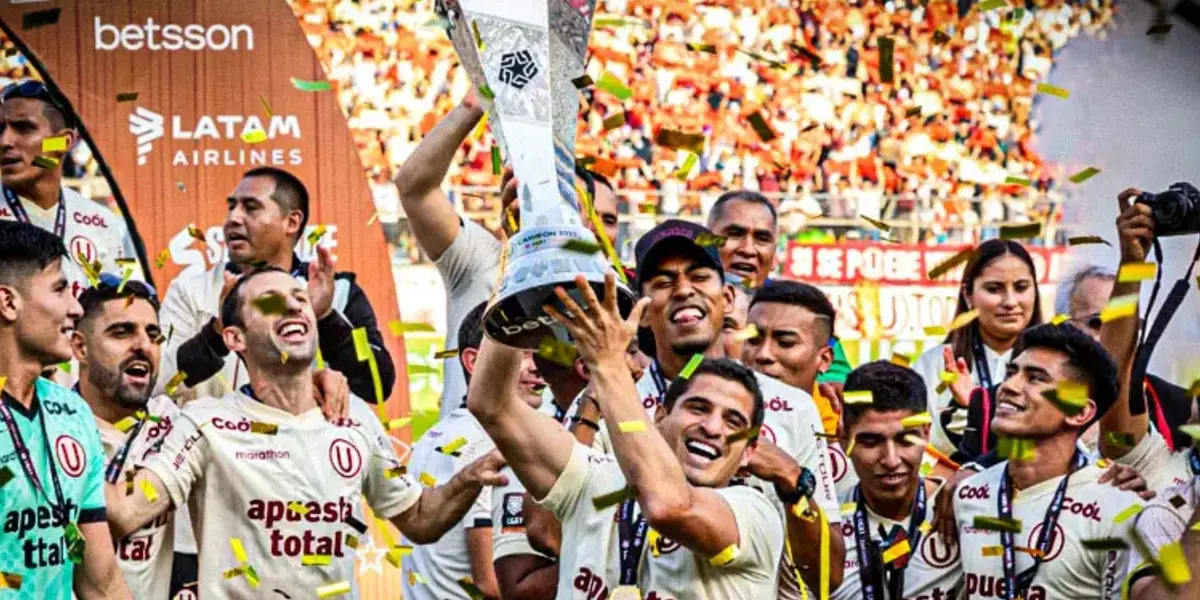 Universitario de Deportes levantando el título de la Liga 1 2023 / Foto: Pase Filtrado