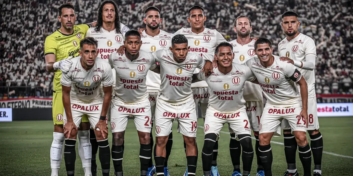 Universitario de Deportes posando para la foto
